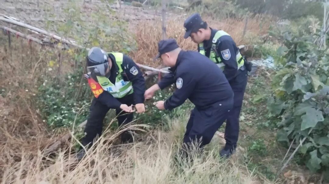 男孩坠入田间深井，民警3分钟极速救援！