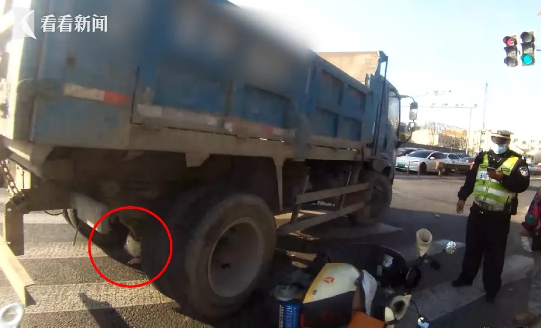 上海街头一女子瞬间被卡车碾过头部……这个细节保命!