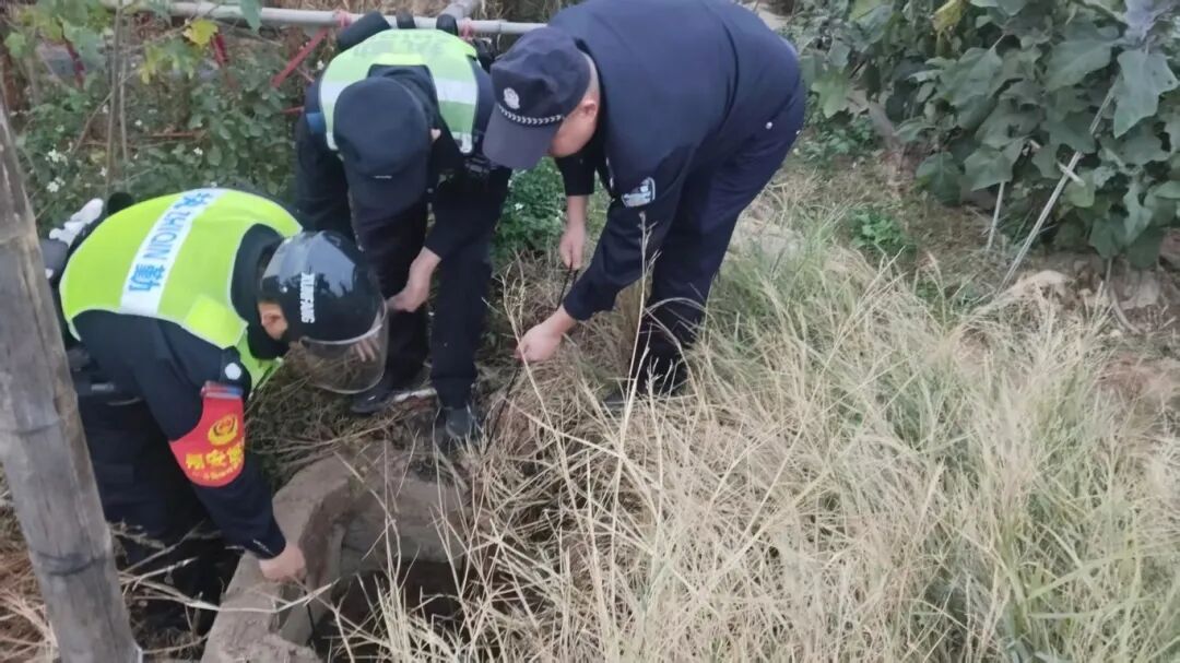 男孩坠入田间深井，民警3分钟极速救援！