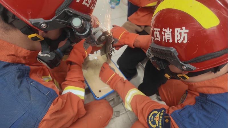 江西上饶：男孩手指被卡门缝 消防救援人员耐心助其脱困