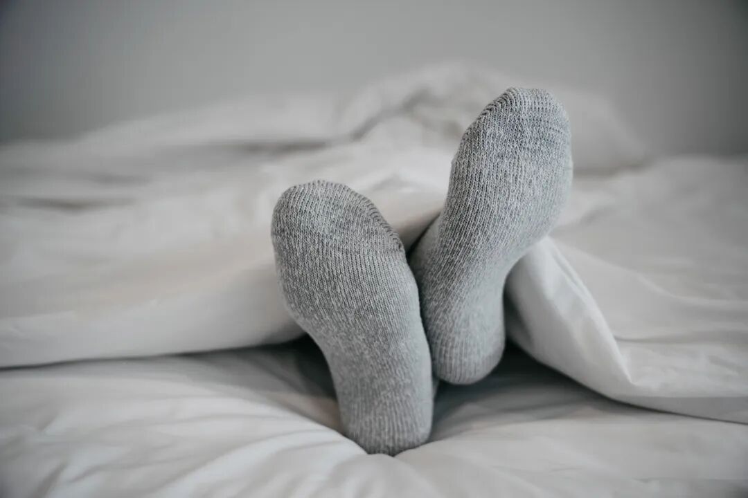 穿袜子睡觉，深睡眠更多，但这四类人千万别穿袜子睡觉