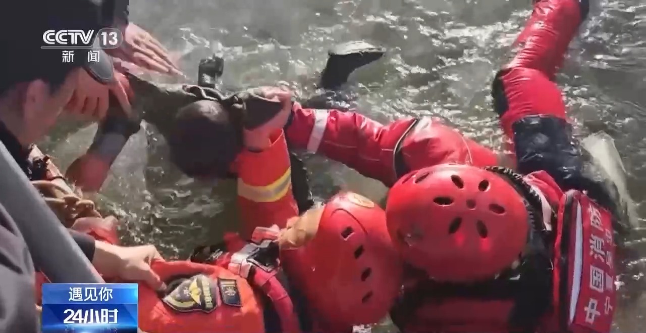 13岁女孩冰面爬行勇救4岁落水男童