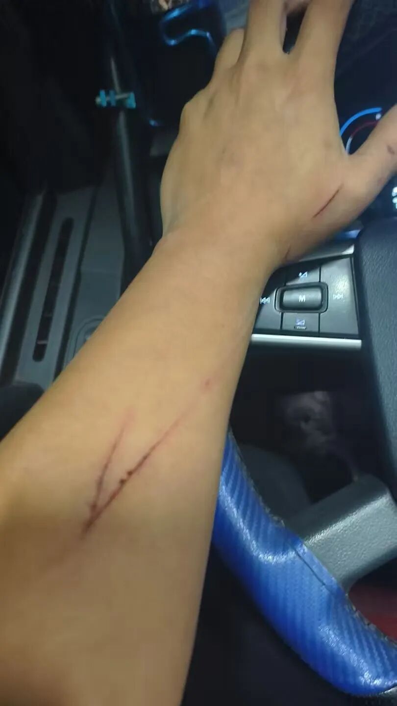 他们拽出被困者!2分钟后,车头被大火吞噬…… 他们拽出被困者!2分钟后,车头被大火吞噬……