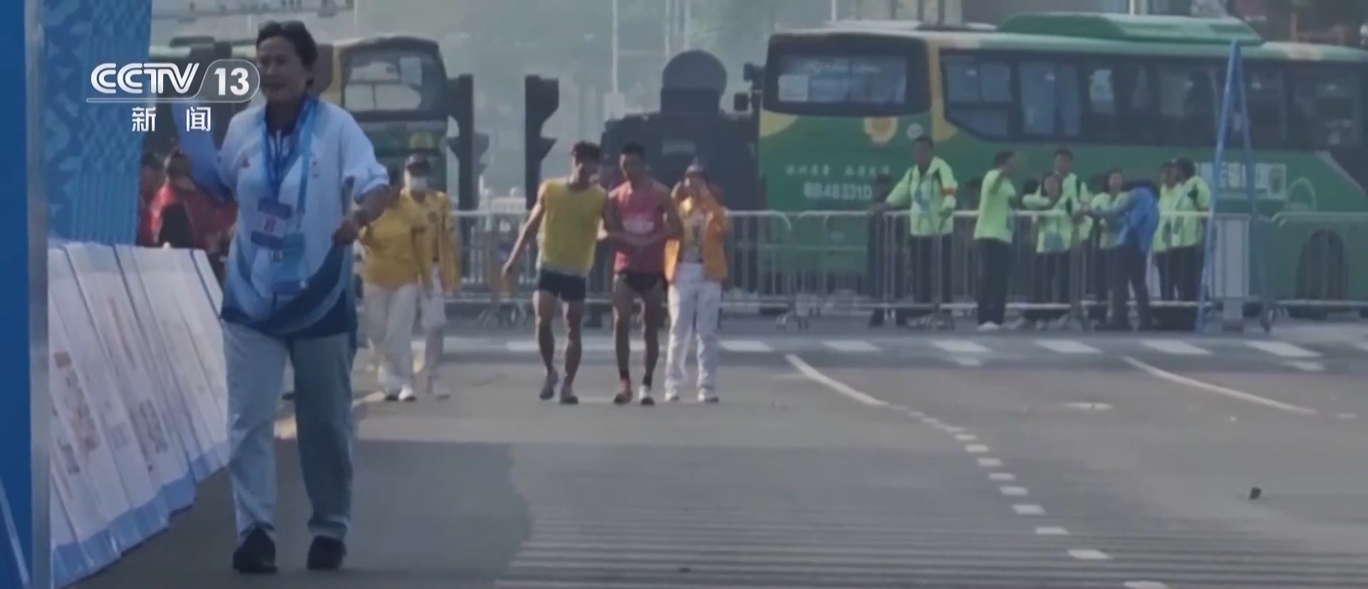 双向奔赴 他们并肩前行定义终点