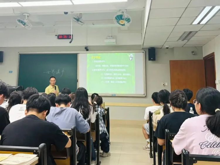 广州“网红教授”发长文悼念好友，“没有人会对一捧土产生情感，直到自己亲手垒起了一座”