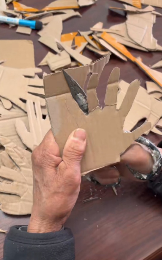 双胞胎女孩算数手指不够用，太爷爷用废纸壳做了一沓假手指