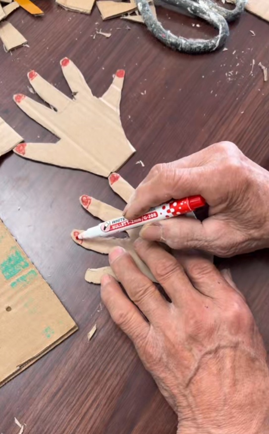 双胞胎女孩算数手指不够用，太爷爷用废纸壳做了一沓假手指