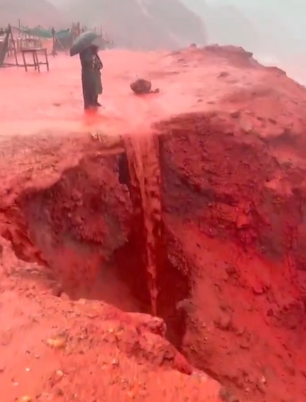 罕见!伊朗霍尔木兹岛遭遇强降雨,部分海域变成“血色海洋” 罕见!伊朗霍尔木兹岛遭遇强降雨,部分海域变成“血色海洋”