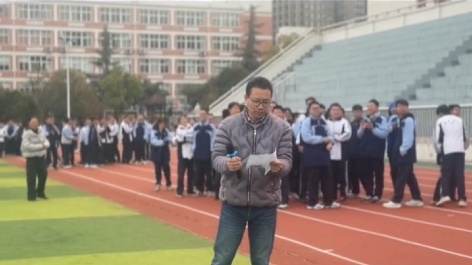 浙江一高中老师唱歌跑调，近万人疯狂点赞！网友直呼：笑着笑着就哭了！