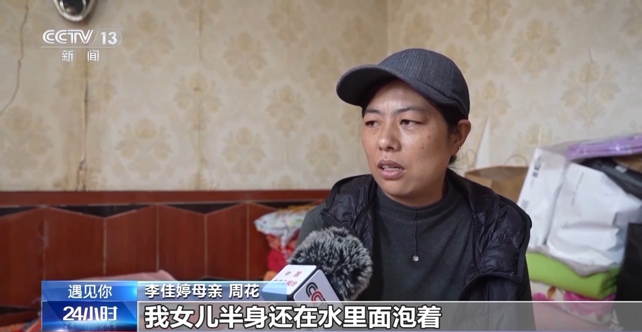 13岁女孩冰面爬行勇救4岁落水男童