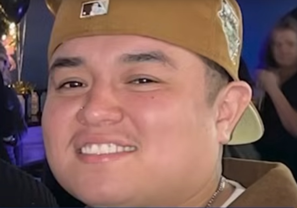 美国一父亲去殡仪馆领亡子衣物，回家倒洗衣机却看见儿子大脑