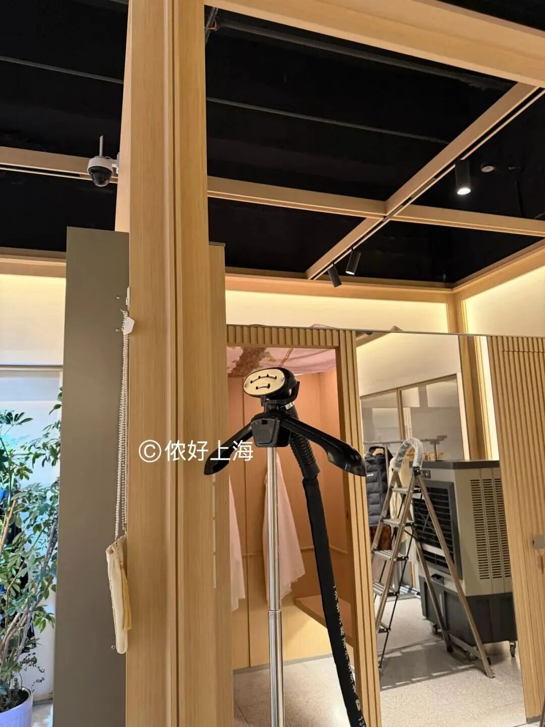 离谱!上海环球港一试衣间无顶,还惊现摄像头?商家:马上整改 离谱!上海环球港一试衣间无顶,还惊现摄像头?商家:马上整改