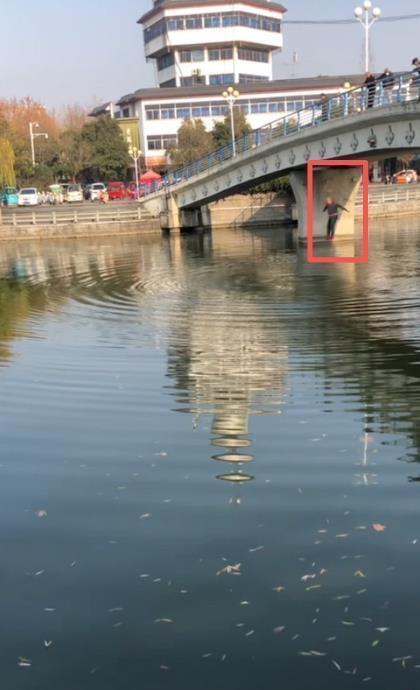 48岁厨师从6米高桥跳入刺骨冰河,勇救落水女高中生,家长登门含泪跪谢 48岁厨师从6米高桥跳入刺骨冰河,勇救落水女高中生,家长登门含泪跪谢