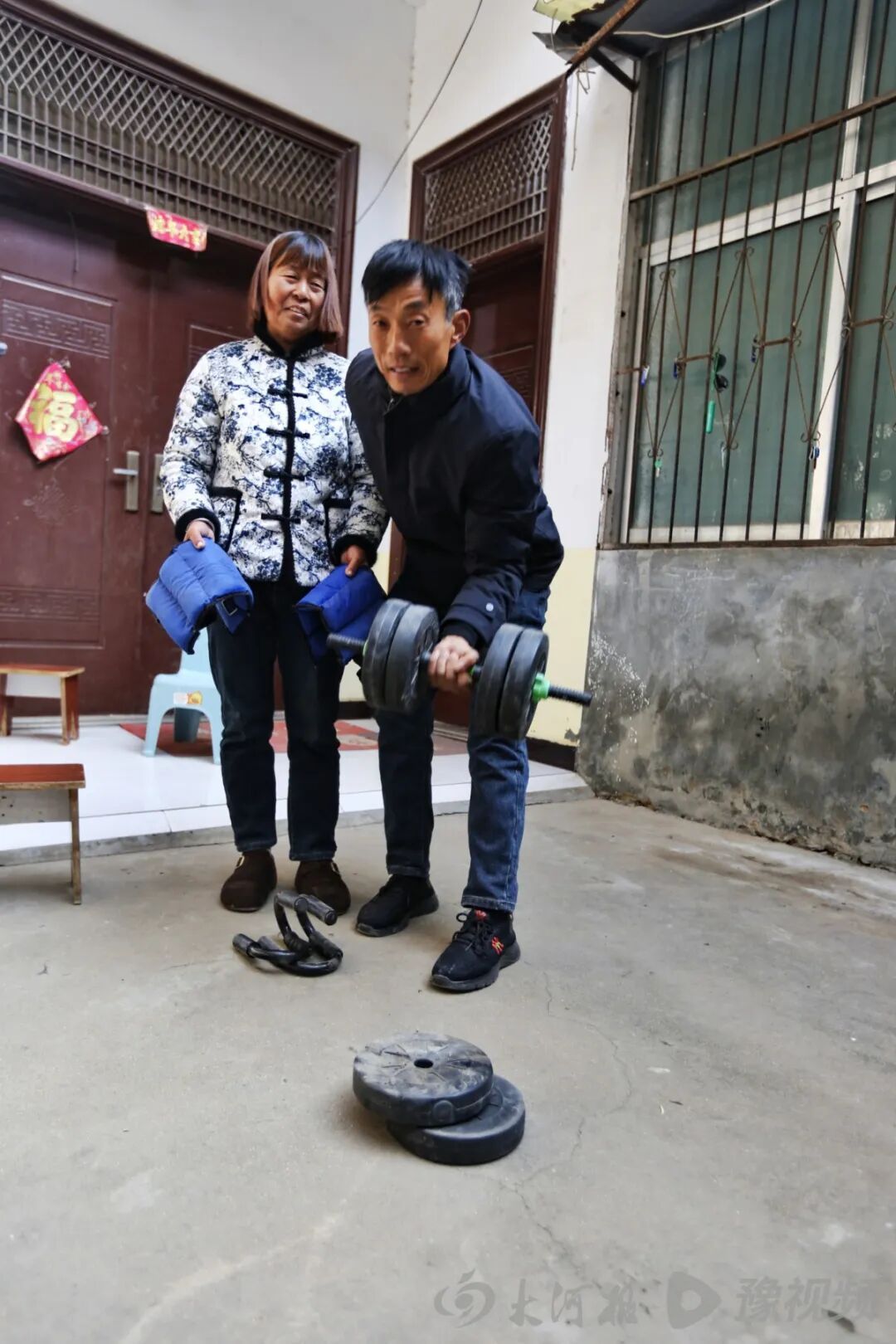 河南籍外卖小哥杭州勇擒嫌犯，老家父母：儿子是健身达人，这事儿干得漂亮！