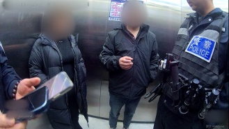 砰!女子刚坐进车里,一把菜刀砸在眼前,随后剪刀又飞来…... 砰!女子刚坐进车里,一把菜刀砸在眼前,随后剪刀又飞来…...