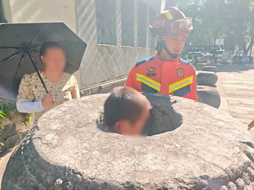 湖南一男孩脚卡电暖桌,听到母亲说“切断算了”瞬间破防......结局暖心反转! 湖南一男孩脚卡电暖桌,听到母亲说“切断算了”瞬间破防......结局暖心反转!