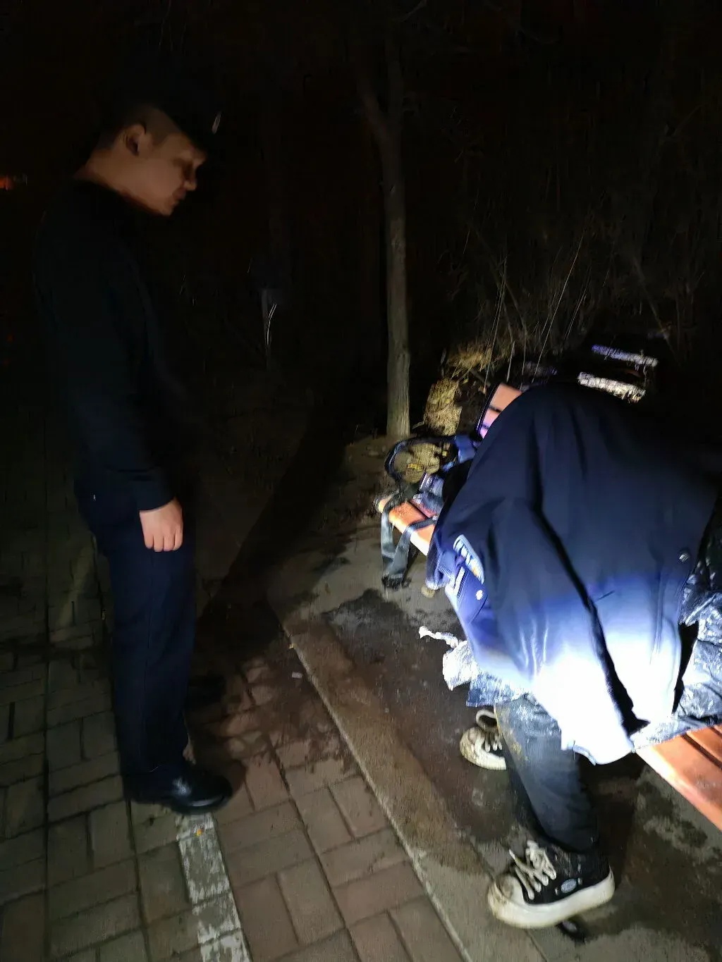 事发紧急!凌晨,呼和浩特男子衣服结冰,瘫坐岸边…这时几个人围了上来!结果,暖了 事发紧急!凌晨,呼和浩特男子衣服结冰,瘫坐岸边…这时几个人围了上来!结果,暖了