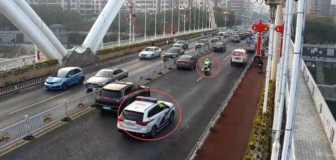 “救救我的孩子……”“别慌,快上警车!” “救救我的孩子……”“别慌,快上警车!”