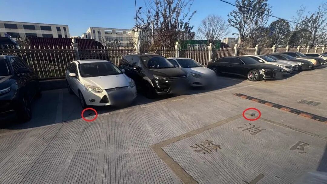 砰!女子倒车时吓傻眼:天上“飞”下来一把菜刀,又来一把剪刀,原因让人愤怒 砰!女子倒车时吓傻眼:天上“飞”下来一把菜刀,又来一把剪刀,原因让人愤怒