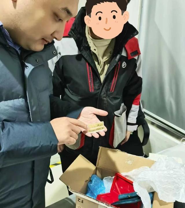 “我买黄金送人的”,配送地点更换至无名路…… “我买黄金送人的”,配送地点更换至无名路……