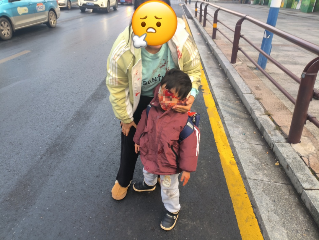 “救救我的孩子……”“别慌,快上警车!” “救救我的孩子……”“别慌,快上警车!”