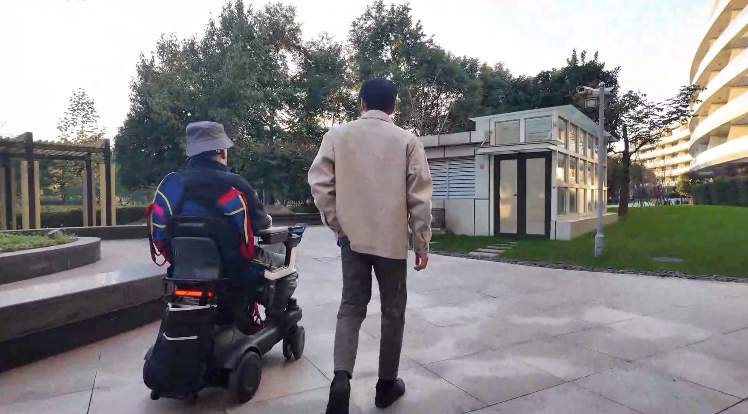 中国脑机接口成功让瘫痪患者“脑控”轮椅遛弯 中国脑机接口成功让瘫痪患者“脑控”轮椅遛弯