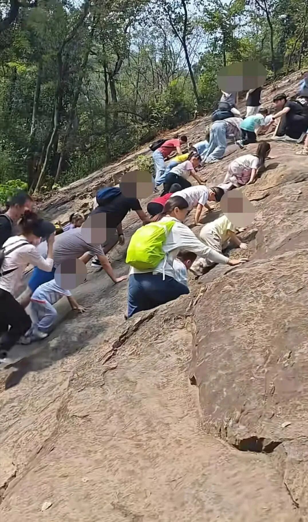 带娃野爬“绝望坡”:练胆还是赌命? 带娃野爬“绝望坡”:练胆还是赌命?