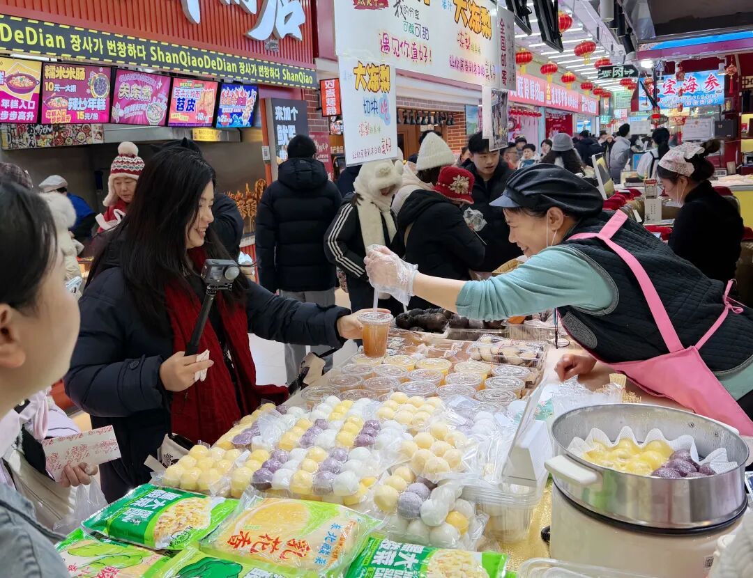 哈尔滨“菜市场美食游”火了!游客:主打一个“全都要” 哈尔滨“菜市场美食游”火了!游客:主打一个“全都要”