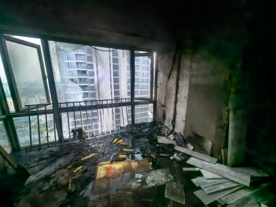 火苗瞬间蹿至2米高!一小区起火,元凶又是它 火苗瞬间蹿至2米高!一小区起火,元凶又是它