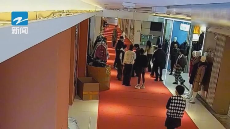 “黄金4分钟”!浙江一店主跪地急救抢回一命!她的另一个身份是…… “黄金4分钟”!浙江一店主跪地急救抢回一命!她的另一个身份是……