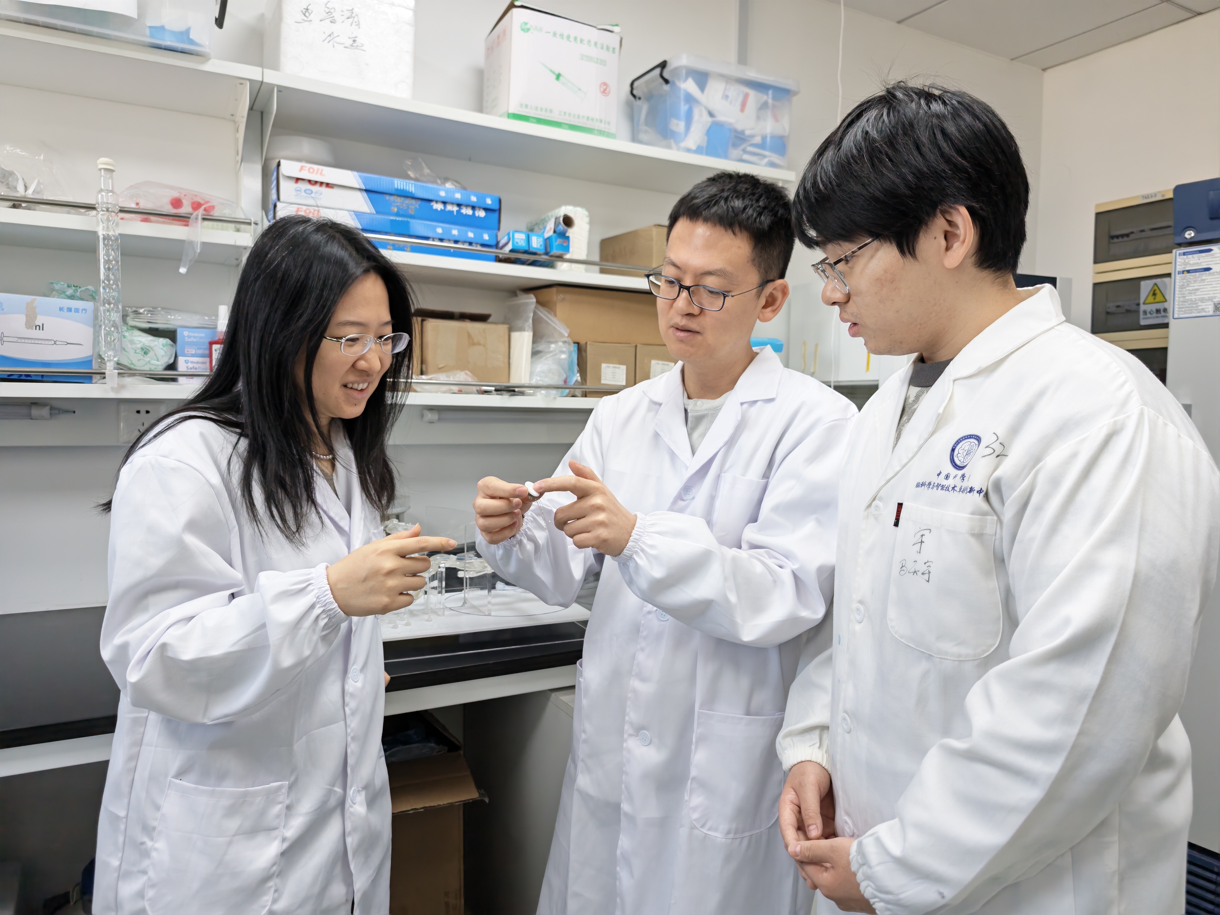 中国脑机接口成功让瘫痪患者“脑控”轮椅遛弯 中国脑机接口成功让瘫痪患者“脑控”轮椅遛弯