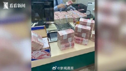 女子为独吞拆迁款躺在100万上睡觉 女子为独吞拆迁款躺在100万上睡觉