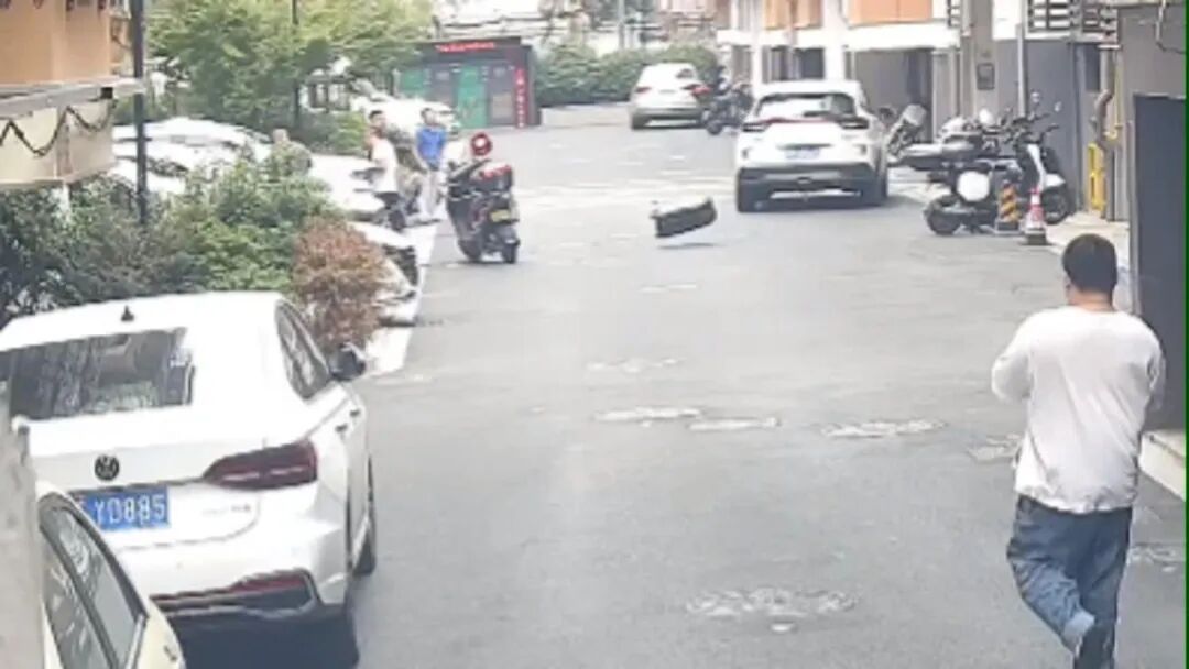 砰!女子刚坐进车里,一把菜刀砸在眼前,随后剪刀又飞来…... 砰!女子刚坐进车里,一把菜刀砸在眼前,随后剪刀又飞来…...