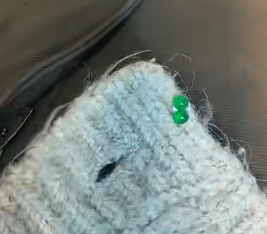 广东一女子毛衣无意间粘走3000元翡翠耳环,一家家询问找到失主送还,店主:很感激 广东一女子毛衣无意间粘走3000元翡翠耳环,一家家询问找到失主送还,店主:很感激