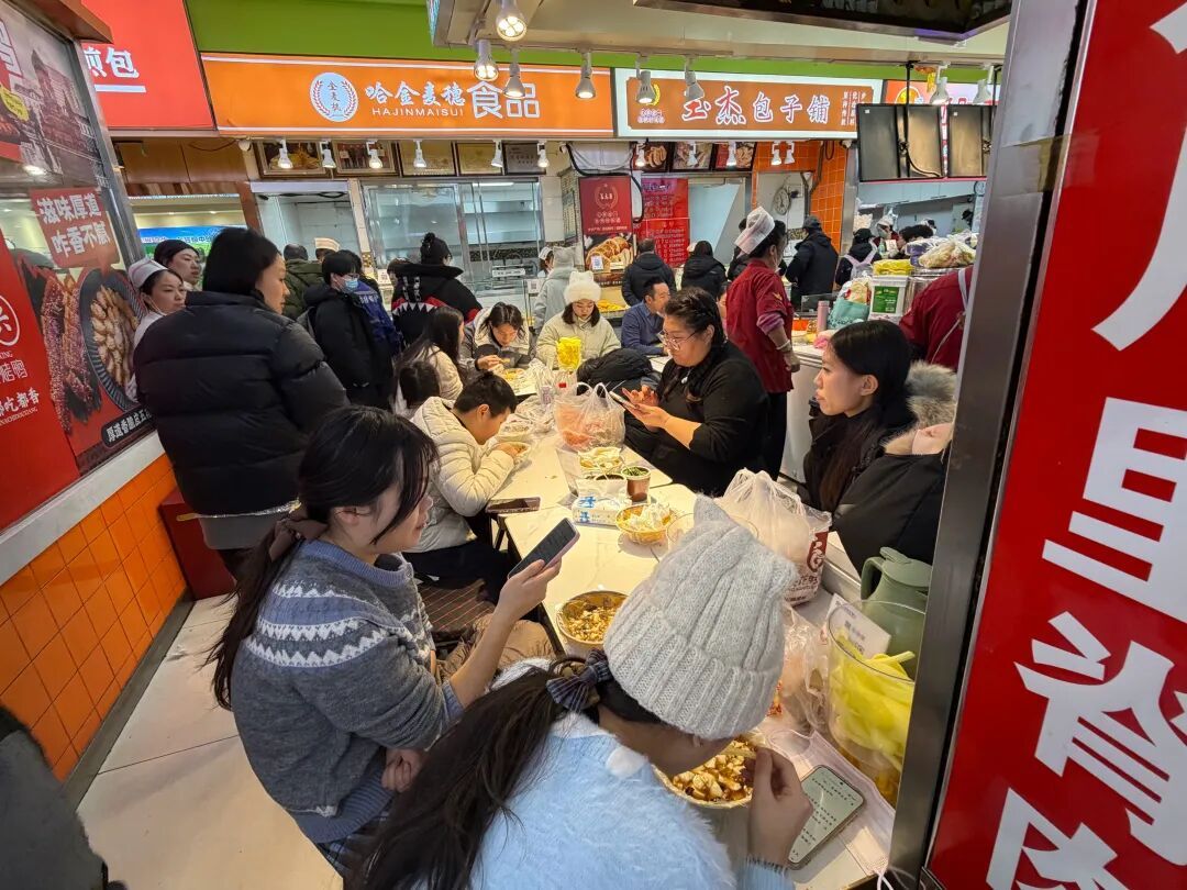 哈尔滨“菜市场美食游”火了!游客:主打一个“全都要” 哈尔滨“菜市场美食游”火了!游客:主打一个“全都要”