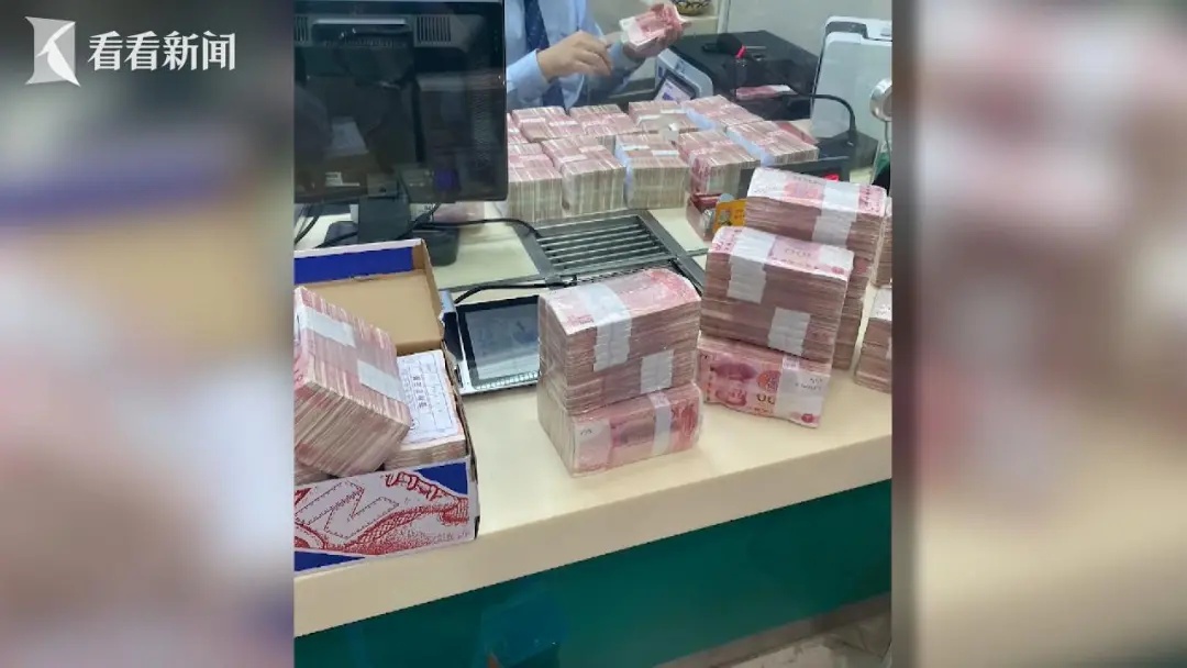 每天躺在100万现金上睡觉,家中成箱的现金!面对法官,她声泪俱下 每天躺在100万现金上睡觉,家中成箱的现金!面对法官,她声泪俱下