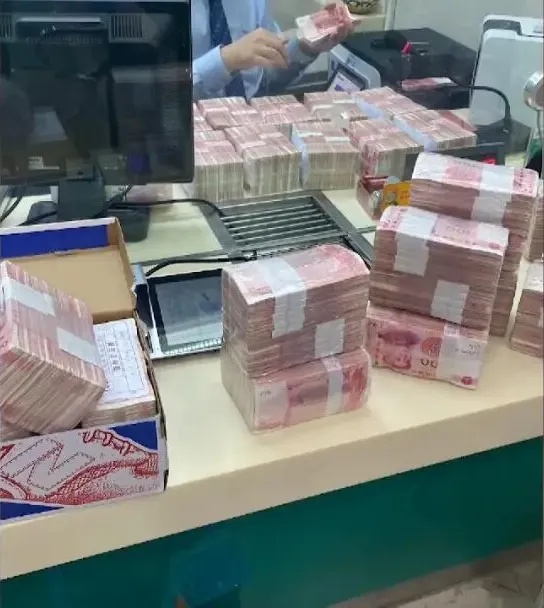 罕见!上海阿姨每天躺在100万现金上睡觉……房子被查、两次被拘也拒不执行! 罕见!上海阿姨每天躺在100万现金上睡觉……房子被查、两次被拘也拒不执行!