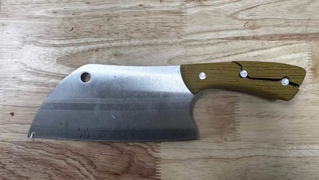 砰!女子倒车时吓傻眼:天上“飞”下来一把菜刀,又来一把剪刀,原因让人愤怒 砰!女子倒车时吓傻眼:天上“飞”下来一把菜刀,又来一把剪刀,原因让人愤怒