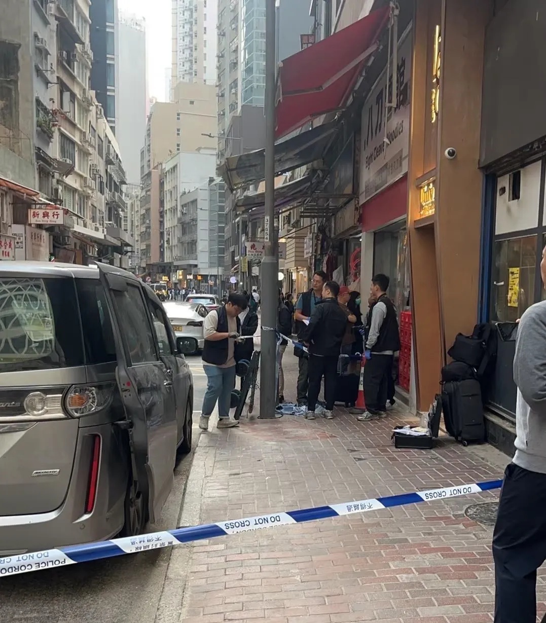 香港一街头兑换店遭持刀抢劫,4名男子抢走10亿日元,警方抓获1人,港岛总区重案组接手调查 香港一街头兑换店遭持刀抢劫,4名男子抢走10亿日元,警方抓获1人,港岛总区重案组接手调查