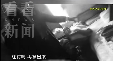 女子每天躺在100万现金上睡觉!家中成箱的现金 女子每天躺在100万现金上睡觉!家中成箱的现金