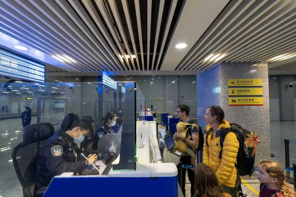 240小时过境免签政策实施一年,4000余人次在湖南口岸享受便利 240小时过境免签政策实施一年,4000余人次在湖南口岸享受便利