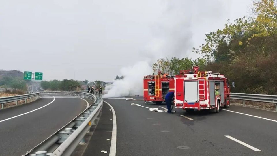四川高速上一汽车突发自燃!车内两人闻到异味后果断弃车,成功逃生 四川高速上一汽车突发自燃!车内两人闻到异味后果断弃车,成功逃生