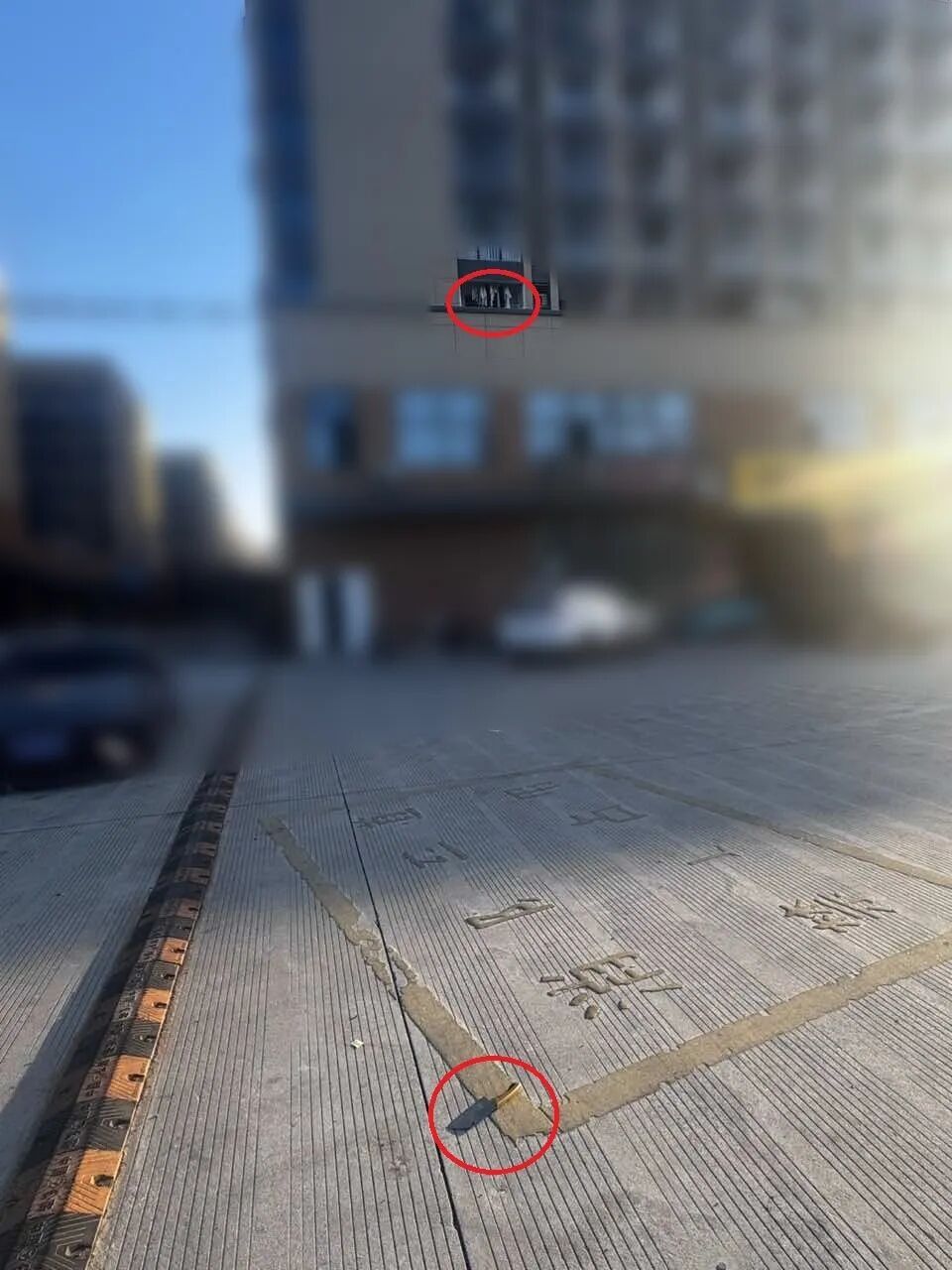 砰!女子倒车时吓傻眼:天上“飞”下来一把菜刀,又来一把剪刀,原因让人愤怒 砰!女子倒车时吓傻眼:天上“飞”下来一把菜刀,又来一把剪刀,原因让人愤怒