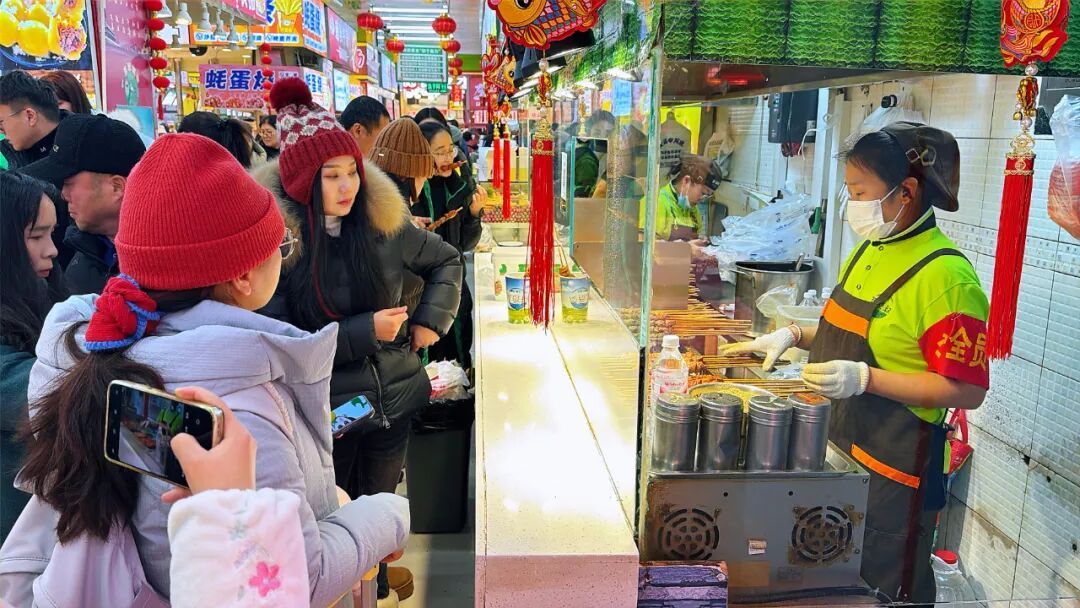 哈尔滨“菜市场美食游”火了!游客:主打一个“全都要” 哈尔滨“菜市场美食游”火了!游客:主打一个“全都要”