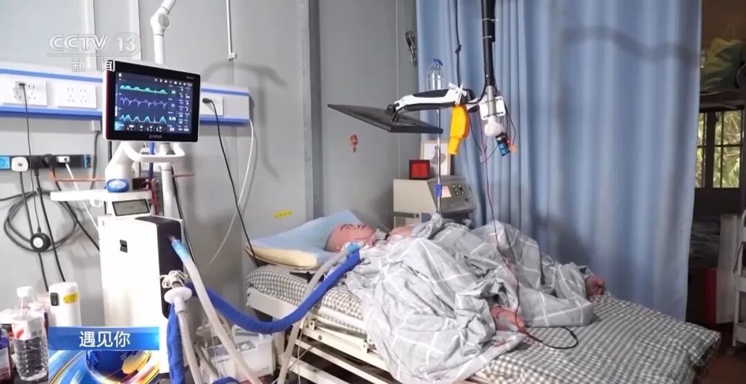 仅一根手指一根脚趾能动,他却和母亲建起一座农场! 仅一根手指一根脚趾能动,他却和母亲建起一座农场!