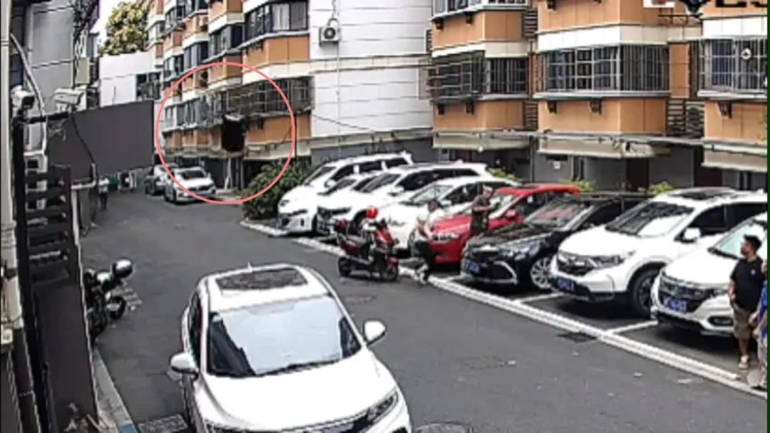 砰!女子倒车时吓傻眼:天上“飞”下来一把菜刀,又来一把剪刀,原因让人愤怒 砰!女子倒车时吓傻眼:天上“飞”下来一把菜刀,又来一把剪刀,原因让人愤怒