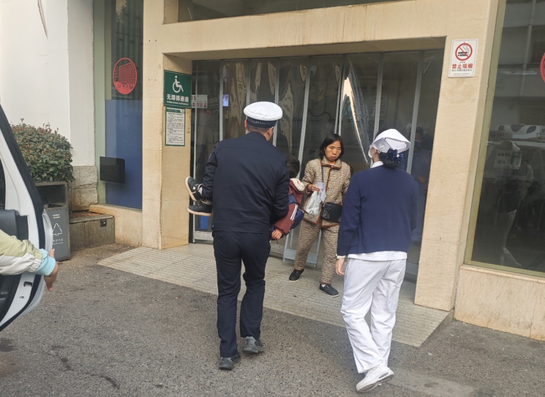 “救救我的孩子……”“别慌,快上警车!” “救救我的孩子……”“别慌,快上警车!”