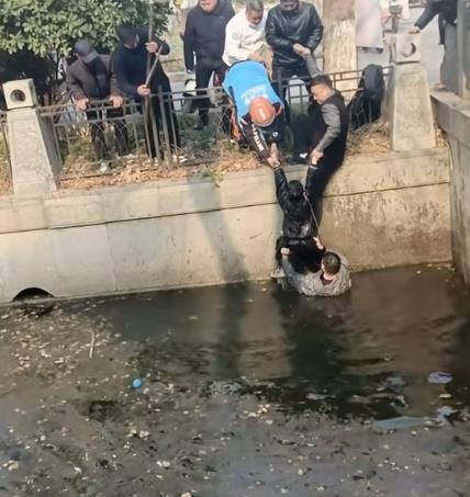 安徽颍上县外卖小哥和路人救起落水孩子,围观小朋友:“太帅了,你们是我的偶像” 安徽颍上县外卖小哥和路人救起落水孩子,围观小朋友:“太帅了,你们是我的偶像”