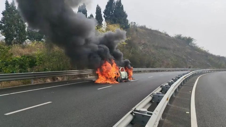 四川高速上一汽车突发自燃!车内两人闻到异味后果断弃车,成功逃生 四川高速上一汽车突发自燃!车内两人闻到异味后果断弃车,成功逃生