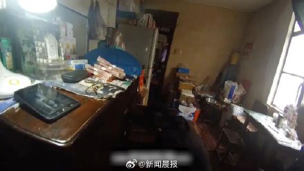 女子为独吞拆迁款躺在100万上睡觉 女子为独吞拆迁款躺在100万上睡觉